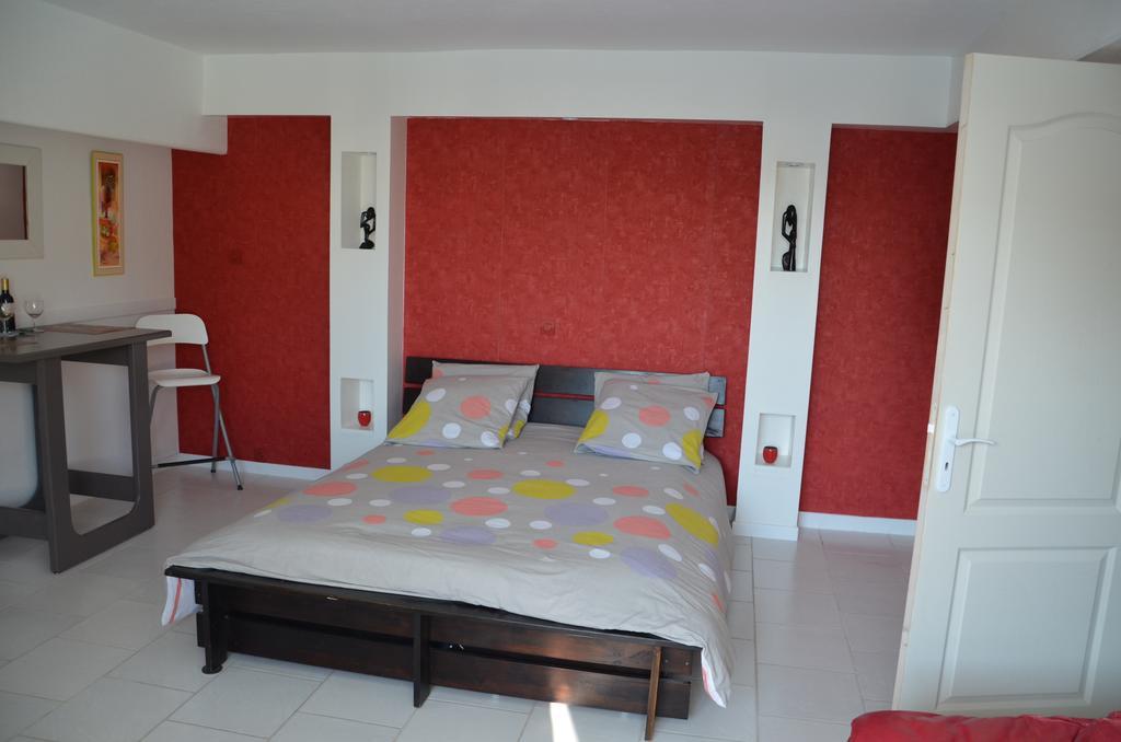 Jardin De Marceau Bed & Breakfast Blasimon Room photo
